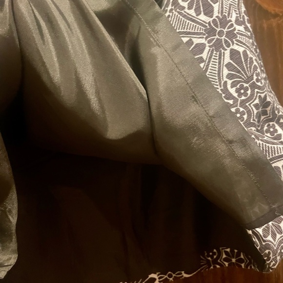 A-line fully lined 8 skirt w/ front pleat by Loft. Chocolate & cream.Side zipper - Picture 3 of 6